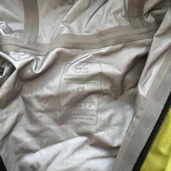 On running jacket - Picture 6 of 8